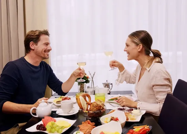 09_fruehstueck_tisch-paar.png
