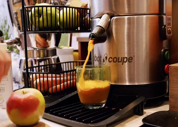 07_fruehstueck_obstsaft-saftmaschine.png