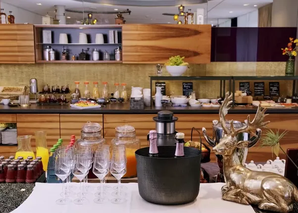 08_fruehstueck_sekt-buffet.png