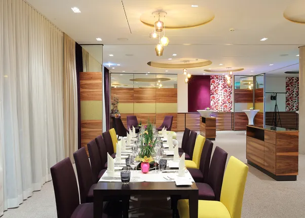 Feierlich gedeckte Tafel im Restaurant Ludwigs