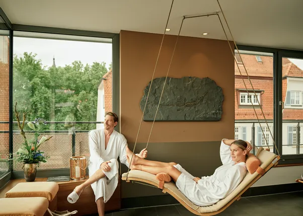 Erholung auf einer frei schwingenden Relax-Liege
